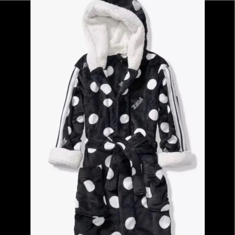 Mucho beautiful Sherpa Victoria’s Secret PINK short robe